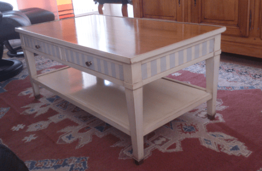 Table basse de style Directoire laquée, avec tablette inférieure