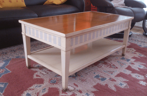 Table basse de style Directoire laquée, avec tablette inférieure