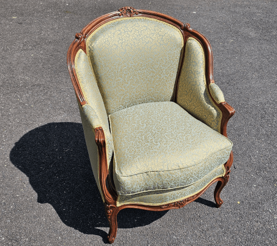 Bergère gondole, de style Louis XV, avec sculptures fleurs