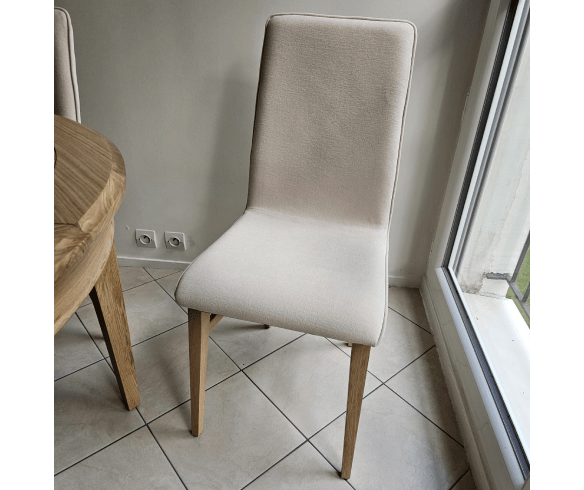 chaise-moderne-en-tissu-beige Chaise moderne en tissu et chêne