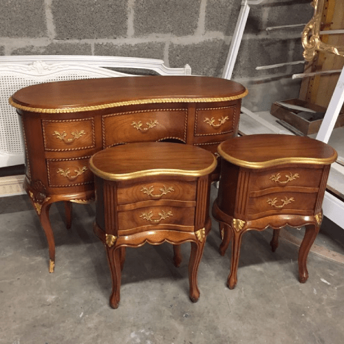 Ensemble de chevets et commode style Louis XV, en merisier