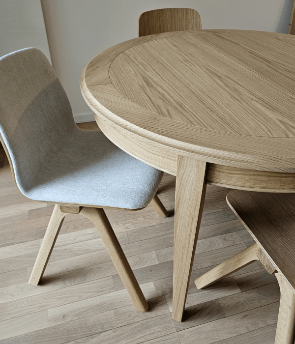 Table ronde en chêne massif extensible avec 2 allonges