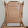 Lit de style Louis XVI à panneau bois, réalisé sur-mesure