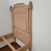 Lit de style Louis XVI à panneau bois, réalisé sur-mesure