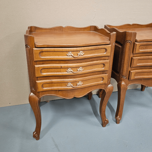 Chevets de style Louis XV moulurés, en merisier
