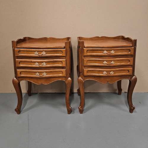 Chevets de style Louis XV moulurés, en merisier