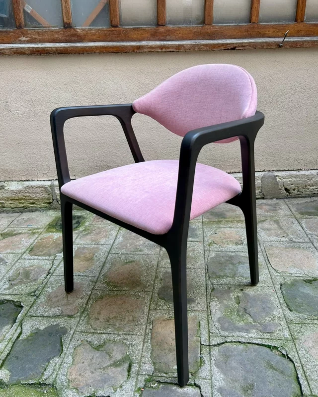 Chêne, frêne ou noyer, et une multitude de finitions pour teinter ces fauteuils ultra design 🌸 Quant au tissu, vous avez à votre disposition un choix infini ! Voici quelques images de belles associations. Passez donc au magasin pour personnaliser votre propre modèle 🌞

#sieges #armchairs #design #fauteuils #walnut #oak #oakfurniture #style #inspiration #styleinspiration #interiorstyle #homedecor #homedesign