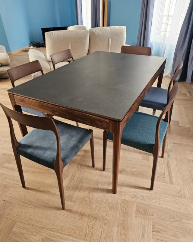 Belle association du noyer et de la céramique pour cette table de repas 🤎🩶 Les dimensions sont ajustables selon le nombre de convives que vous souhaitez accueillir et vous pouvez également choisir la version extensible si vous préférez optimisez votre espace.

#table #tablenoyer #walnut #walnutfurniture #furniture #tablederepas #tablesalleamanger #tableextensible #ceramique #noyerceramique #fabricationfrancaise #style #inspiration #styleinspiration #interiorstyle #homedecor #homedesign
