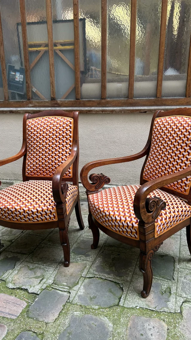 Un motif géométrique bien pep’s pour redonner vie à ces fauteuils Napoléon III ! Tissu @lelievreparis sublimé d’un double passepoil @passementeries_idf 🧡

#refection #restauration #fauteuil #napoleon #armchair #tapissierameublement #ebenisterie #tissuameublement #tissu #lelievre #fabrics #pidf #ameublement #sièges #meubles #francais #style #inspiration #styleinspiration #interiorstyle #homedecor