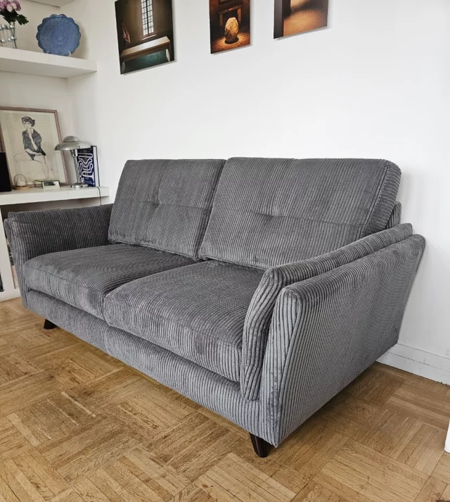 ✨ Ligne moderne, toucher velours ✨

Avec son tissu velours côtelé gris aux reflets subtils et ses lignes épurées, ce canapé conjugue confort et élégance. Un essentiel design, pensé pour sublimer votre intérieur avec caractère.

🇫🇷 Fabrication française & personnalisable en boutique

#meubleshummel #canapedesign #velourscotele #interieurchic #homedecor #interiordesign #madeinfrance